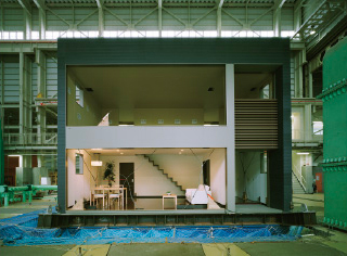 H型に壁を入れた大開口の建物